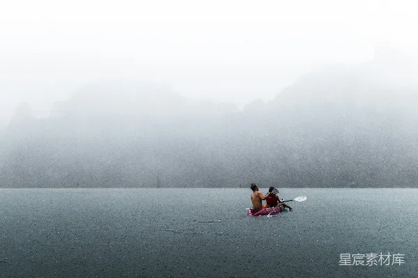 高清摄影 雨中划桨：宁静的湖畔时光
