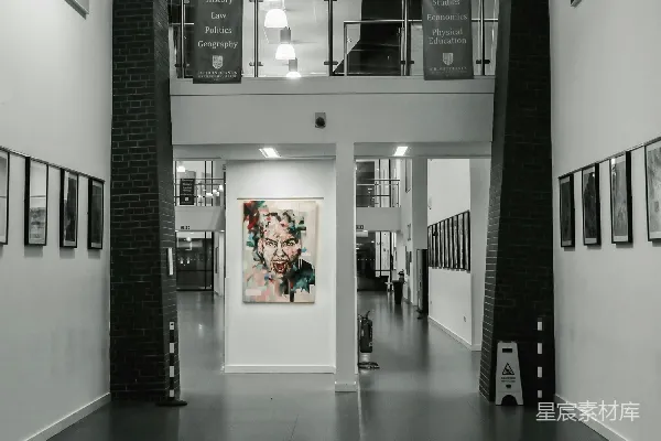 高清摄影 学校艺术展览廊道