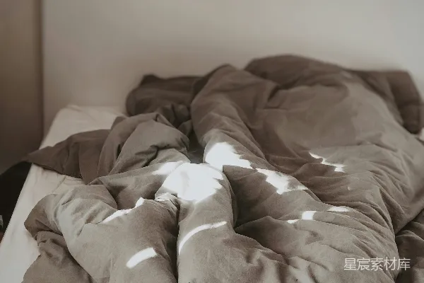 高清摄影 阳光洒在被子上的宁静早晨