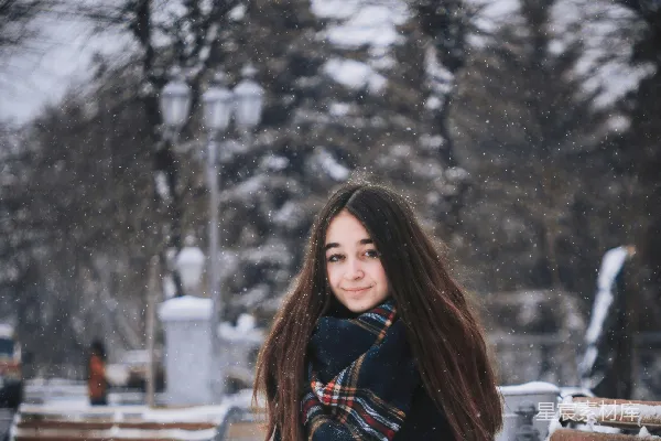 高清摄影 冬日雪景中的女孩