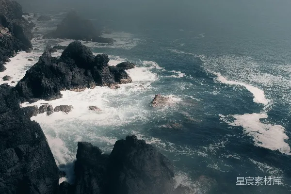 高清摄影 海岸线上的岩石与波浪