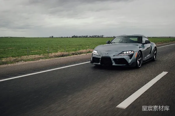 高清摄影 疾驰的丰田Supra