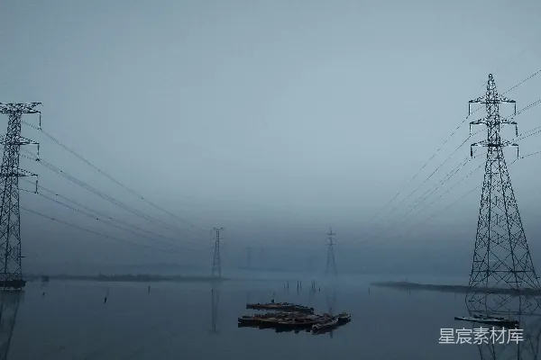 高清摄影 雾中电塔与静谧的湖面