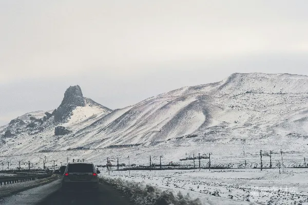 高清摄影 雪后山景下的孤独旅程