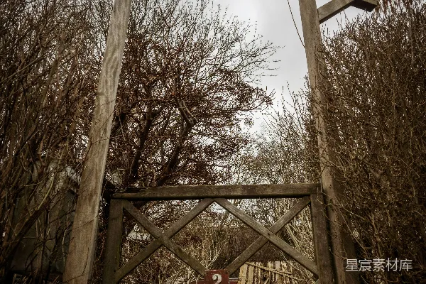 高清摄影 废弃的木栅栏与荒废的园舍