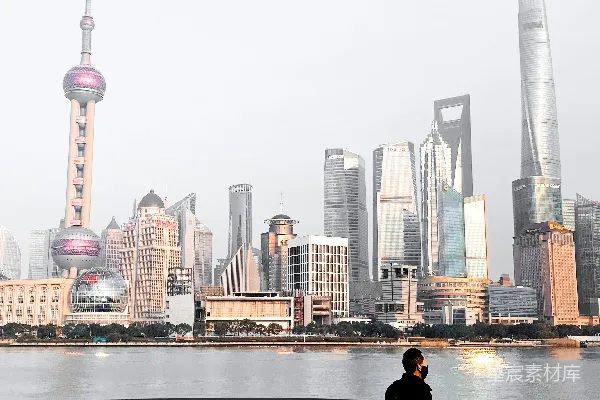 高清摄影 上海外滩晨光下的背影