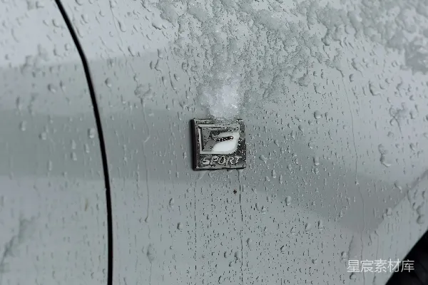 高清摄影 冬日车门上的雪与水滴