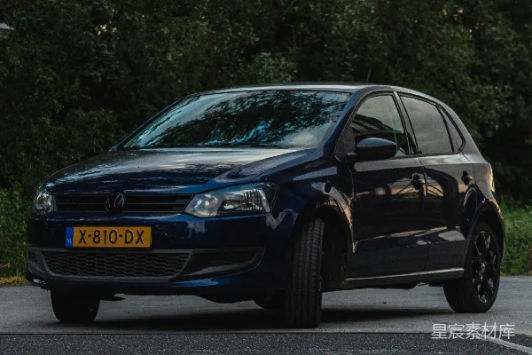 高清摄影 深蓝Volkswagen Polo停在林间小道