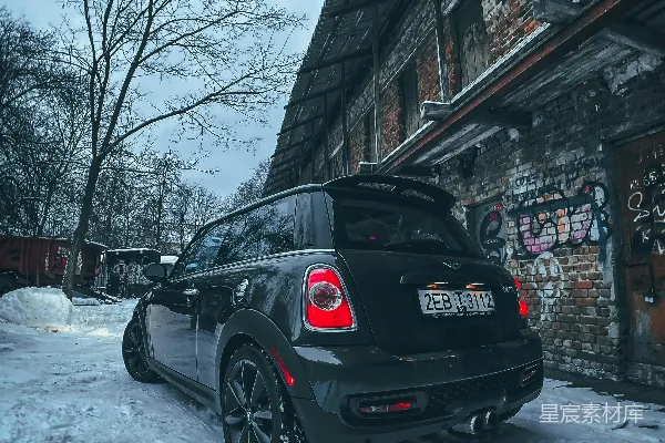 高清摄影 冬日雪地里的MINI Cooper