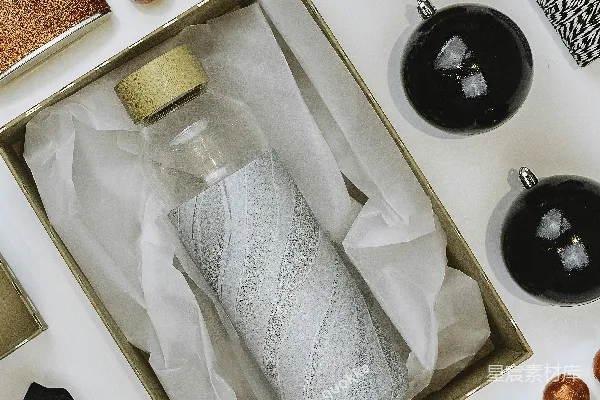 高清摄影 节日礼物包装：简约黑金风格水瓶