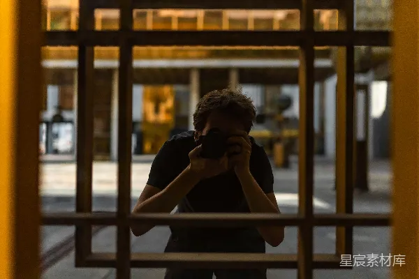 高清摄影 透过窗户的摄影师