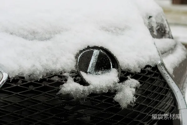 高清摄影 雪覆盖的汽车前格栅