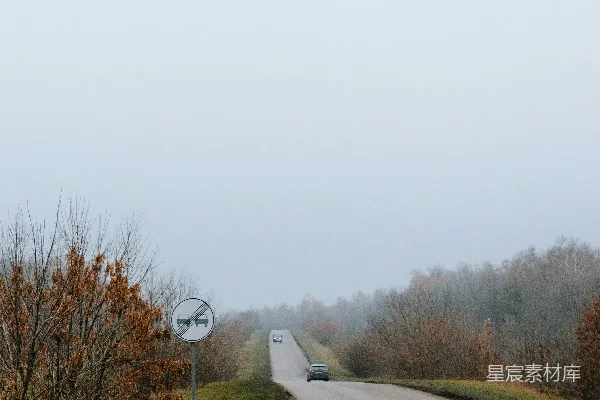 高清摄影 雾蒙蒙的乡村道路