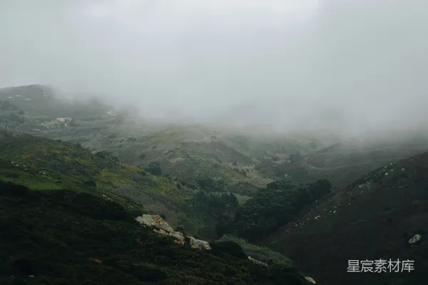 高清摄影 雾中的山丘