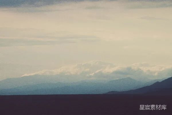高清摄影 云海与山的宁静时刻