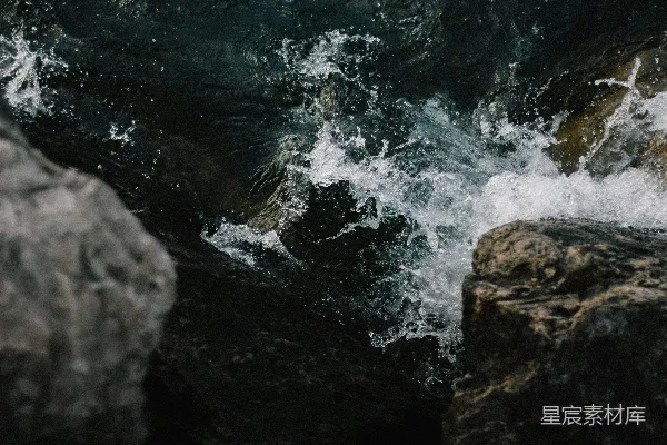 高清摄影 溪流中的水花