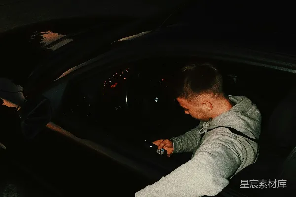 高清摄影 夜幕下的车内男子