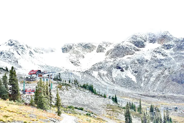 高清摄影 雪覆盖的高山缆车站
