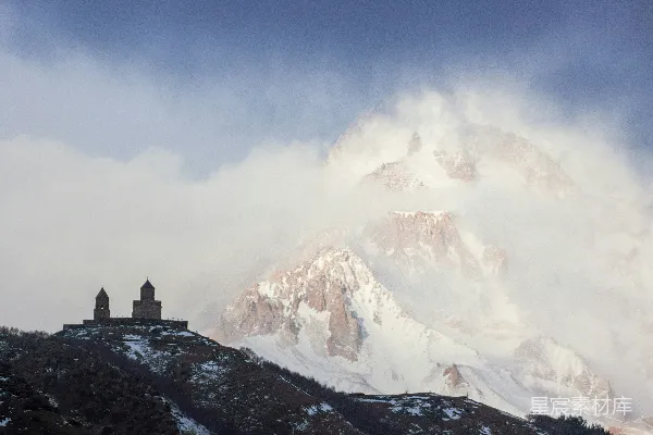 高清摄影 雾中雪山与古塔