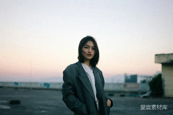 高清摄影 都市晚霞下的独立女性