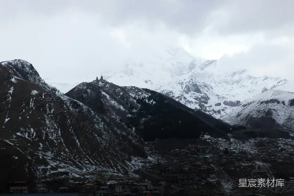 高清摄影 雪山下的村庄