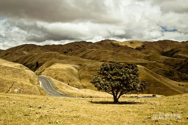 高清摄影 孤独的旅者：山丘与道路