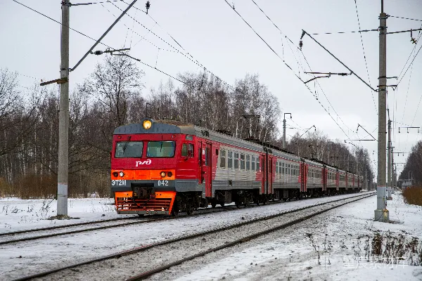 高清摄影 雪地里的红色火车