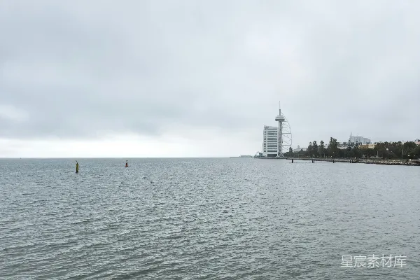 高清摄影 阴云下的城市海岸线