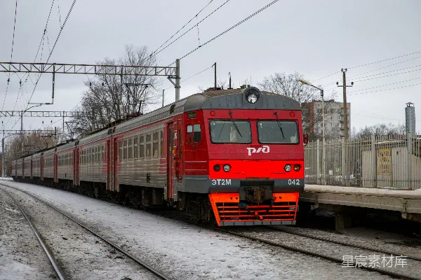 高清摄影 红色火车停靠站台