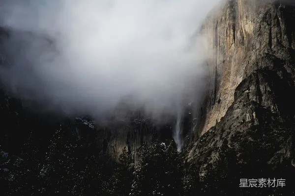 高清摄影 雾中山峰的宁静