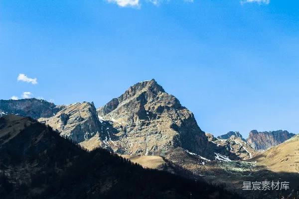 高清摄影 雪山下的宁静山谷
