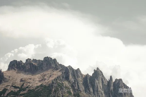 高清摄影 云雾缭绕的山峰