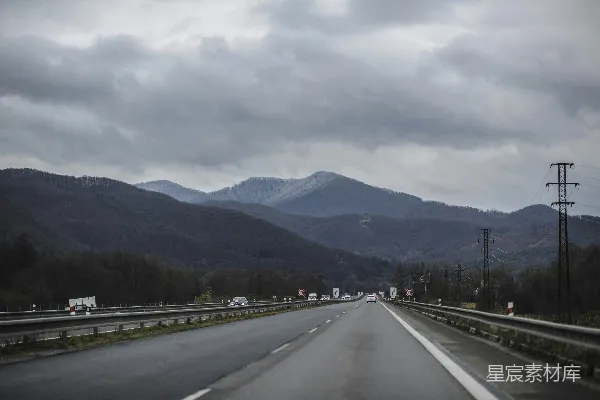 高清摄影 山间公路的宁静旅程