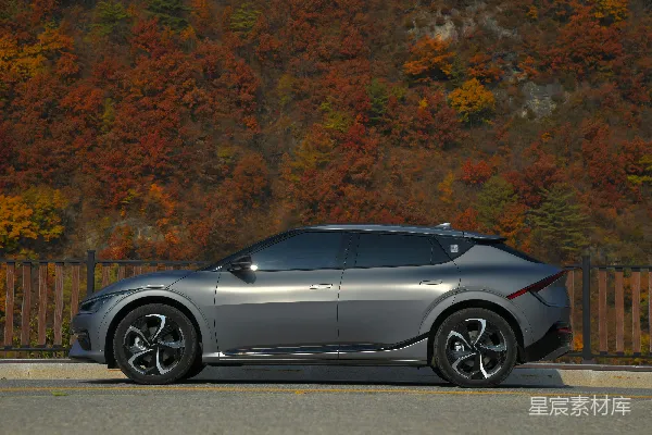 高清摄影 秋日山间现代SUV