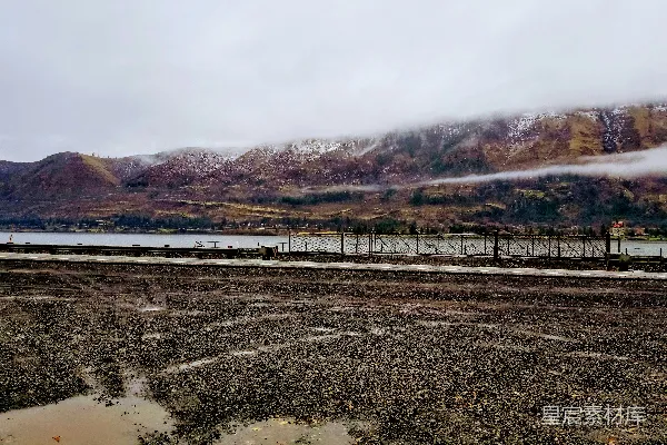 高清摄影 雾气缭绕的山间湖景