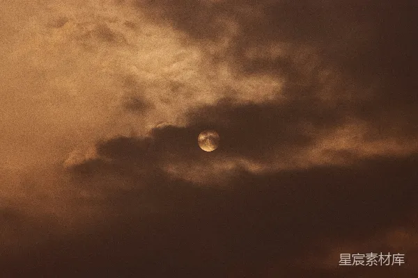 高清摄影 夕阳西下，云层中的月亮