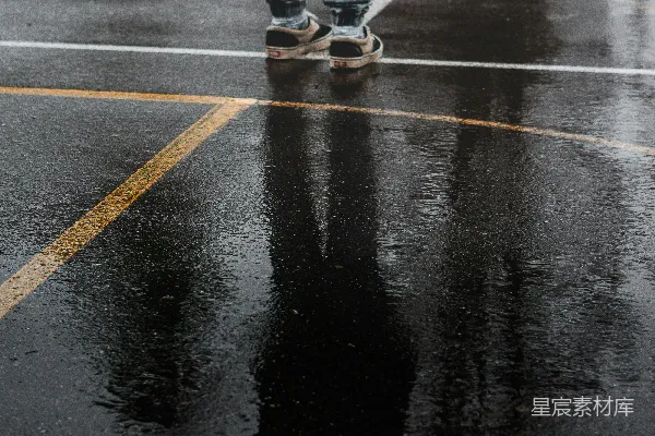 高清摄影 雨后停车场的倒影