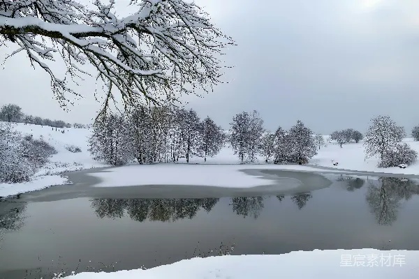 高清摄影 冬日雪景中的静谧湖泊