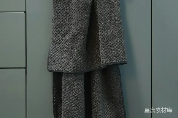 高清摄影 悬挂的灰色毛巾