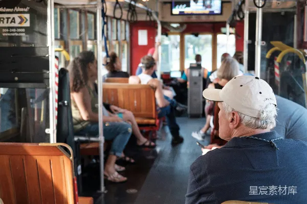 高清摄影 车厢内的日常