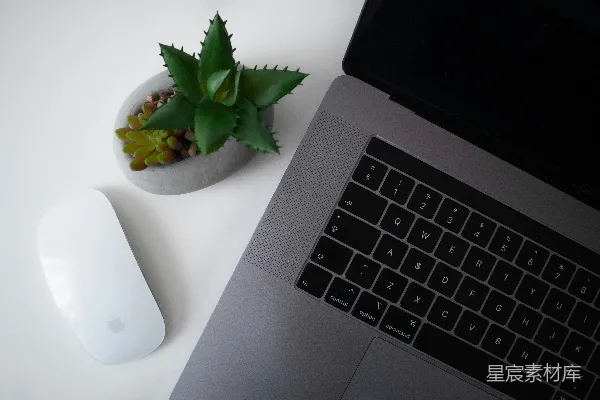 高清摄影 简洁办公桌上的笔记本电脑与鼠标