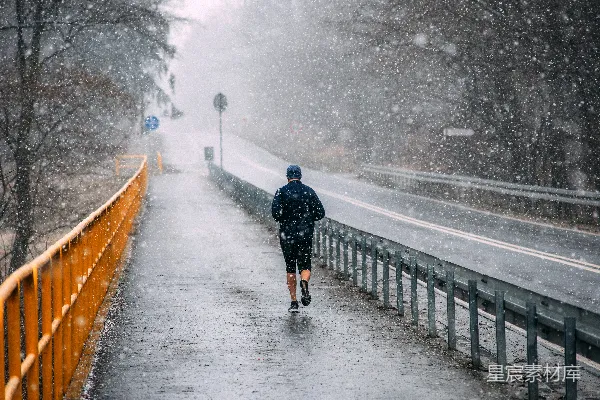 高清摄影 雪中奔跑的孤独身影