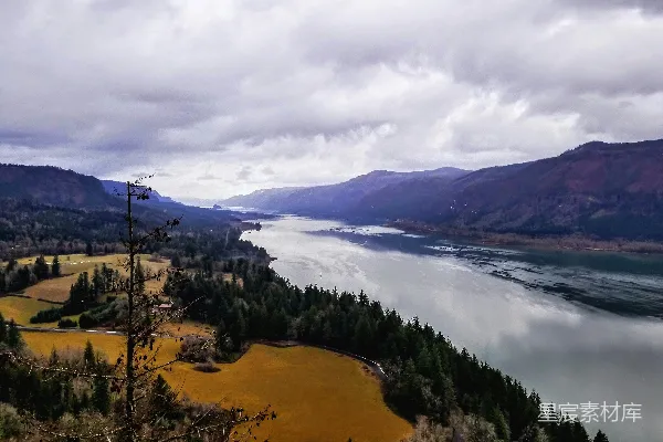 高清摄影 云雾缭绕的山谷河景