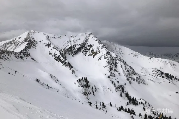 高清摄影 雪山缆车下的冬季奇景