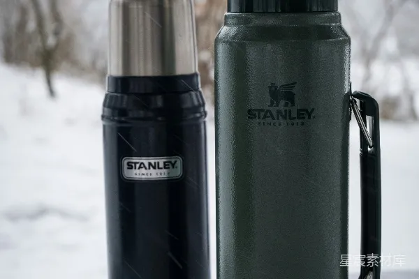 高清摄影 雪地中的Stanley保温壶