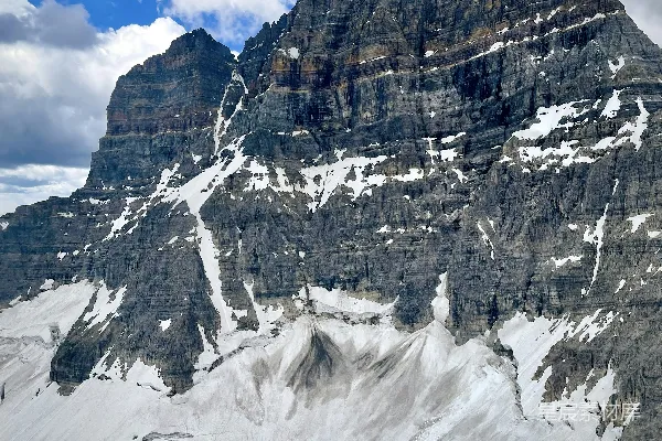 高清摄影 雪山峻岭，云雾缭绕