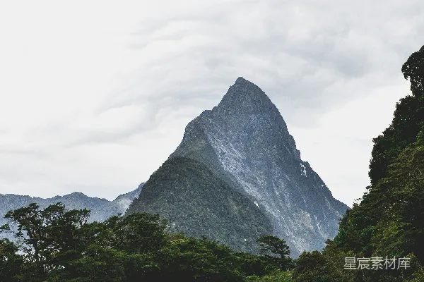 高清摄影 新西兰米尔福德峡湾的壮丽山峰