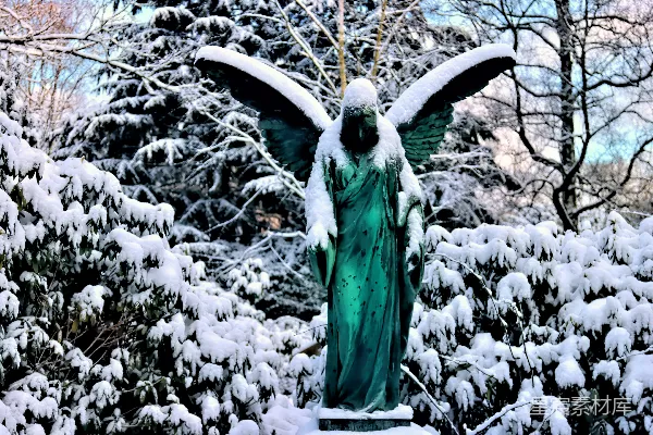 高清摄影 雪中的天使雕像