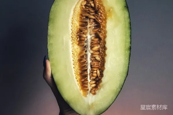 高清摄影 手握绿瓜的剪影