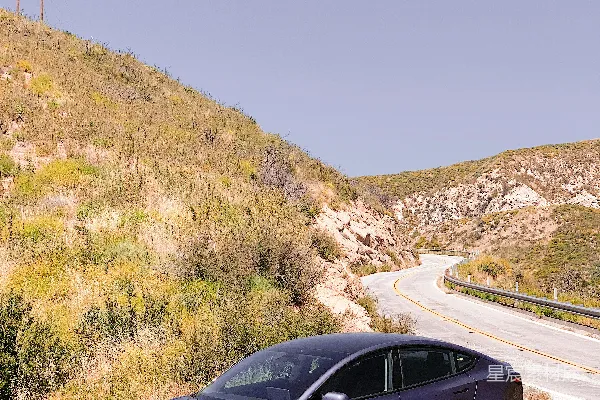 高清摄影 特斯拉Model 3在山路上的风景